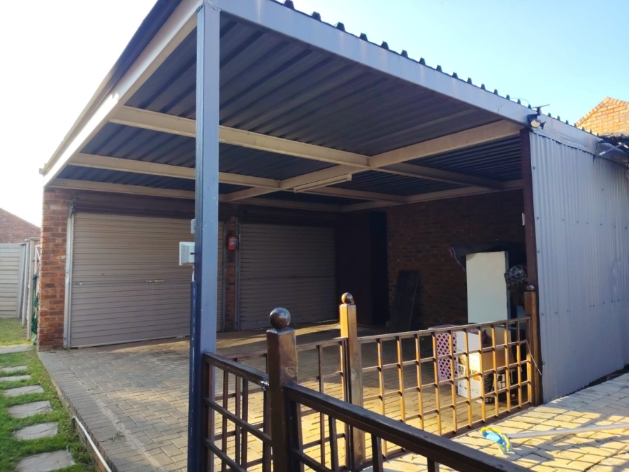 2 Bedroom Property for Sale in Langenhovenpark Free State